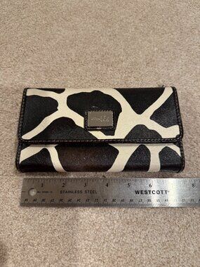 Nine & Co Women's Giraffe Print Tri fold Wallet
